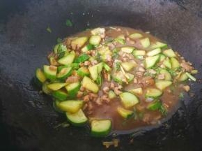 锅中放入一勺花生油，先放入五花肉丁中火煸炒，炒香炒酥。接着放入葱姜末，炒出香味儿。放入豆瓣酱，小火翻炒，炒出酱香味后放入一碗清水。放入一小勺料酒，一小勺蚝油，少许盐，一茶匙糖。待水烧开后放入黄瓜丁，水再次沸腾即可关火，撒入香菜末。