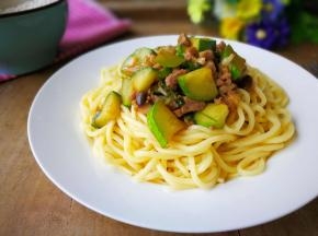 上面淋入做好的炸酱。