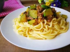 黄瓜脆脆的很爽口。如果你也喜欢这种清爽版的炸酱面，不妨试试看。