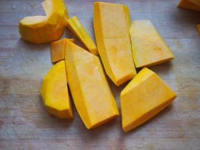南瓜去皮去瓤，切成小块