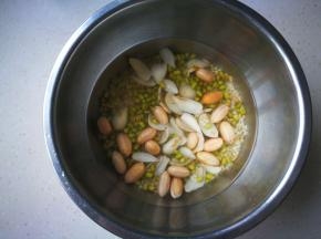 其他材料洗净后加入清水，放入冰箱冷藏浸泡一夜。