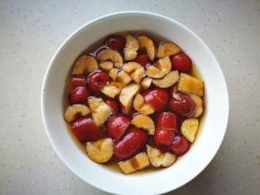 红枣去核剪成小粒，放入清水泡一夜。夏天需要放到冰箱冷藏。