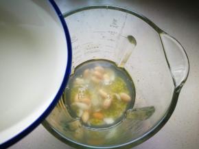 将所有的食材放入破壁料理机中，加入适量的清水。