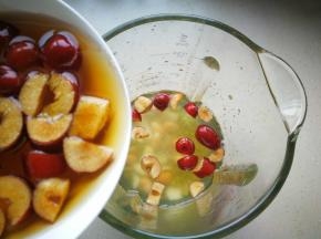 红枣连着浸泡的汤，一起放入破壁料理机中。