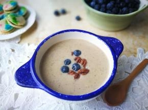 百合，绿豆在夏天食用，能够起到清热解毒润肺的作用。