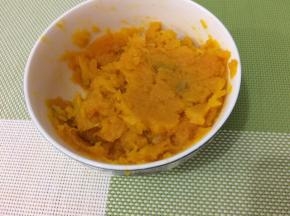 蒸熟的南瓜用勺压成泥