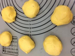 钖好的面团分成均等的六份