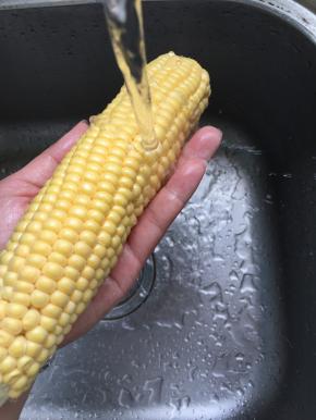 玉米去皮去须洗净；