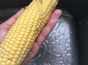 玉米去皮去须洗净；