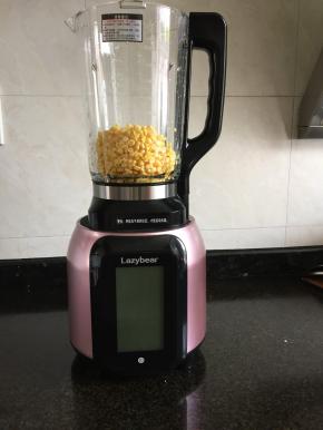 将玉米粒倒入破壁机杯内；