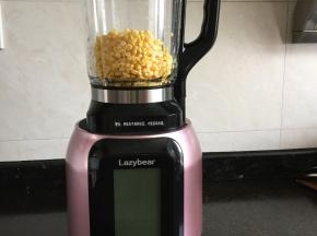 将玉米粒倒入破壁机杯内；