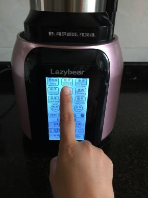 盖上杯盖，接通电源，启动豆浆功能；