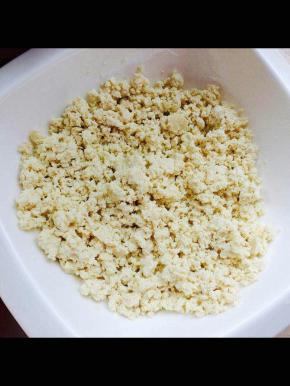 豆腐用手抓碎，如果豆腐水太多要挤一下水份。加一小勺粉芡搅拌均匀使豆腐下水不散，但是不能多，会影响口感
