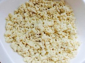 豆腐用手抓碎，如果豆腐水太多要挤一下水份。加一小勺粉芡搅拌均匀使豆腐下水不散，但是不能多，会影响口感
