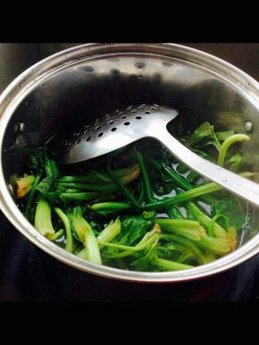 菠菜洗净焯水，不要时间太长，下锅变软就出锅。用凉水过冷。