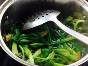 菠菜洗净焯水，不要时间太长，下锅变软就出锅。用凉水过冷。