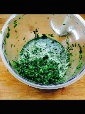 用粉碎机粉碎后，挤出水份。