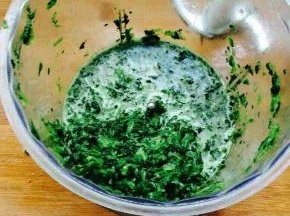用粉碎机粉碎后，挤出水份。
