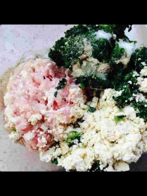 三种材料放入容器中，放入盐，胡椒粉，蛋清。