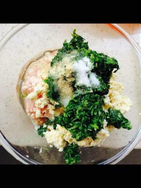 放入料后一个方向搅拌上劲，用手的虎口挤出下锅。