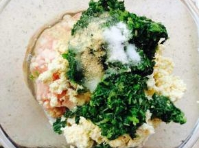 放入料后一个方向搅拌上劲，用手的虎口挤出下锅。