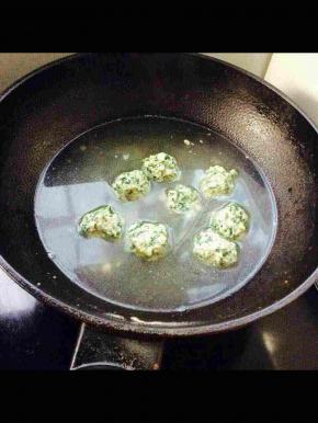 锅中加入水，烧开后下入丸子，煮至丸子漂浮就好了，因为手抓丸子没办法拍照，煮好后才拍的。