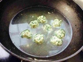 锅中加入水，烧开后下入丸子，煮至丸子漂浮就好了，因为手抓丸子没办法拍照，煮好后才拍的。