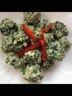 一半捞出装盘吃蘸汁丸子