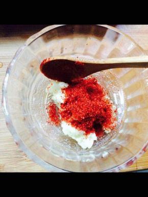 加辣面拌均匀，用热油泼成汁。