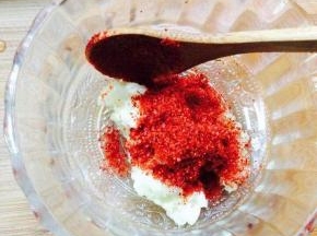 加辣面拌均匀，用热油泼成汁。