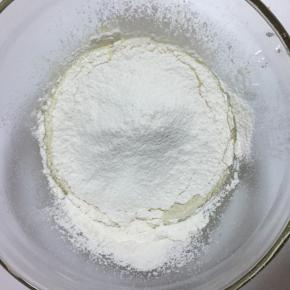 再筛入低粉搅拌至均匀无颗粒状。