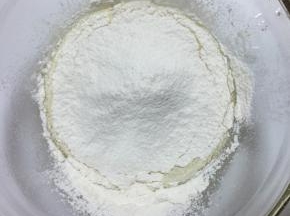 再筛入低粉搅拌至均匀无颗粒状。