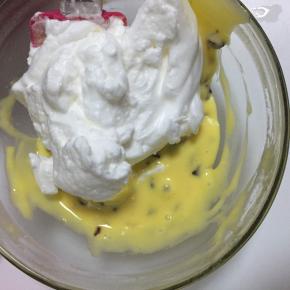 取三分之一蛋白和蛋黄糊以翻拌的方式拌匀