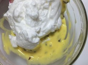 取三分之一蛋白和蛋黄糊以翻拌的方式拌匀