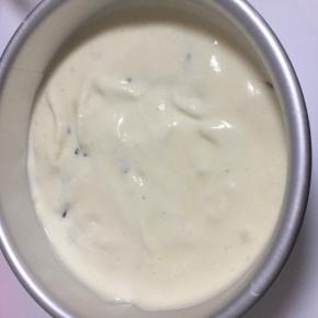 倒入六寸模具中，轻震两下，震出大气泡，