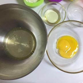 将鸡蛋分离，分别放入打蛋盆里