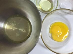 将鸡蛋分离，分别放入打蛋盆里