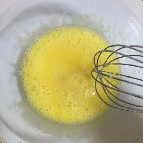 蛋黄里加入油和牛奶搅拌均匀