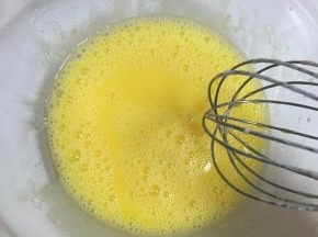 蛋黄里加入油和牛奶搅拌均匀