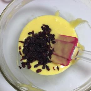 倒入蔓越莓拌匀放一边备用