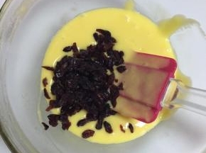 倒入蔓越莓拌匀放一边备用