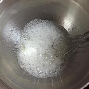 蛋清里滴入几滴柠檬汁，没有用白醋替代也可以，用电动打蛋器开始打发，糖分3次加入