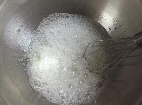 蛋清里滴入几滴柠檬汁，没有用白醋替代也可以，用电动打蛋器开始打发，糖分3次加入
