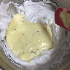 再倒回剩下的蛋白中，混合均匀。