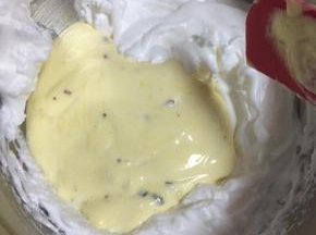 再倒回剩下的蛋白中，混合均匀。