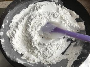 把糯米粉用最小火炒熟，稍微颜色变黄，即可