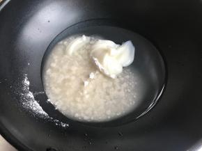 把水，糖粉，猪油放锅中煮开，至猪油全部融化，并搅拌均匀