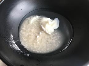 把水，糖粉，猪油放锅中煮开，至猪油全部融化，并搅拌均匀