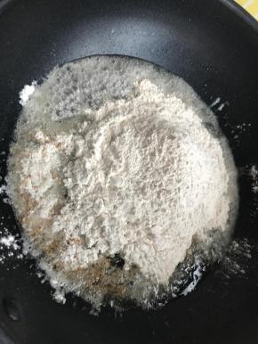 把芝麻，椰蓉，糯米粉倒进去，全程小火，翻炒