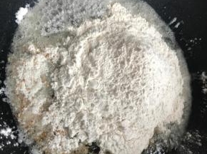 把芝麻，椰蓉，糯米粉倒进去，全程小火，翻炒